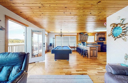 Decaturville Casa | TN River house, private dock, sleeps 6, located near 2 marinas & a golf course.