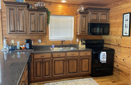 Decaturville Casa | TN River house, private dock, sleeps 6, located near 2 marinas & a golf course.