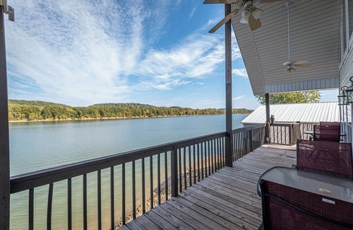 Decaturville Casa | TN River house, private dock, sleeps 6, located near 2 marinas & a golf course.