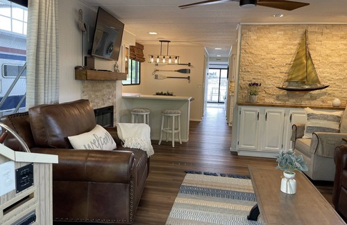 Downtown Knoxville Alquiler De Eote | TN River Luxury 70' 4 BR Houseboat @ Volunteer Landing Marina —Boat #2 of 3