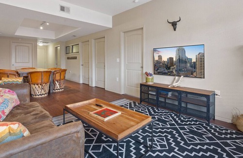 North Loop Condominio | TNC 205 luckey · Beautiful 4 Bedroom Condo, GREAT location!