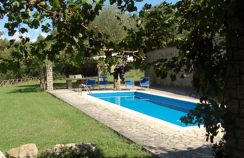Fratta Villa | TODI CERCA Granja de piedra, con piscina, jardín, arbusto y wifi
