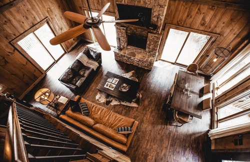 Blue Ridge Apartamento | Luxe Mtn Retreat – 3 King Suites, River Access, Hot Tub