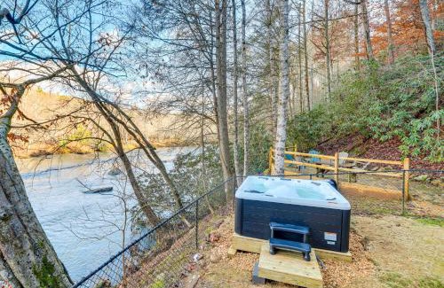 Mineral Bluff Casa | Toccoa Waterfront Hideaway Hot Tub and Fire Pit!