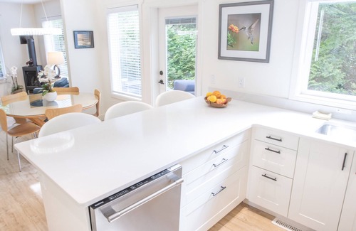 Tofino Casa | Tofino Hummingbird Cottage: Across from Chesterman Beach -"Serenity by the Sea"
