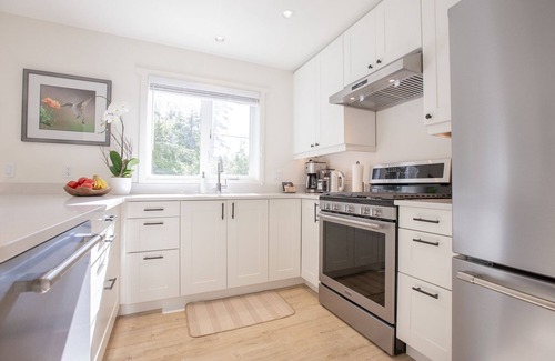 Tofino Casa | Tofino Hummingbird Cottage: Across from Chesterman Beach -"Serenity by the Sea"