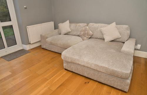 Ealing Common Apartamento | Together in Ealing, Modern 2-Bed Flat with Garden, Patio & Parking & Sleeps 5