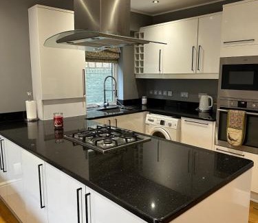 Ealing Common Apartamento | Together in Ealing, Modern 2-Bed Flat with Garden, Patio & Parking & Sleeps 5
