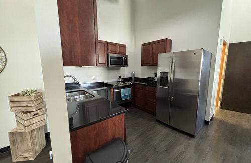 Downtown Toledo Apartamento | Toledo Tranquility: Luxe 2-Bed Retreat - Your Perfect Stay Awaits! ADA compliant