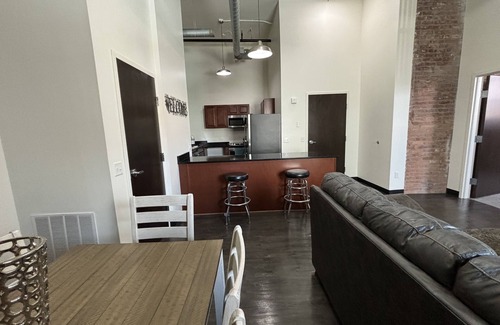 Downtown Toledo Apartamento | Toledo Tranquility: Luxe 2-Bed Retreat - Your Perfect Stay Awaits! ADA compliant