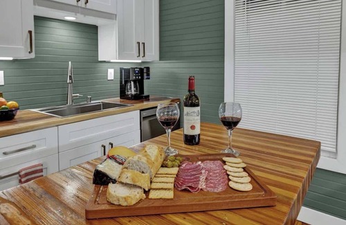 New Braunfels Casa | Tolle Haus: W/pool & Firepit-walk to Schlitterbahn, Comal Chutes & Downtown!