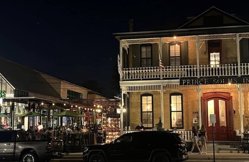 New Braunfels Casa | Tolle Haus: W/pool & Firepit-walk to Schlitterbahn, Comal Chutes & Downtown!