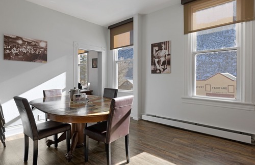 New Castle Condominio | Lápida en The Ore House Inn