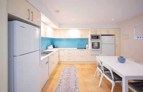 Boomerang Beach Apartamento | TONIC on Boomerang Beach.. absolute beachfront & nestled in the dunes