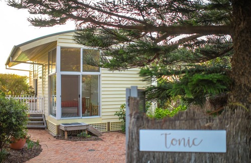 Boomerang Beach Apartamento | TONIC on Boomerang Beach.. absolute beachfront & nestled in the dunes