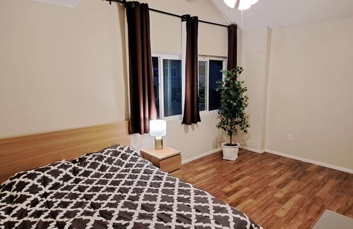 University City Condominio | Top corner 2-story La Jolla Condo