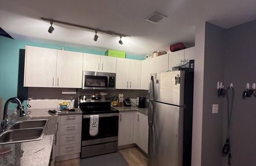 Highland Garden Condominio | Top-Floor 2/2 Furnished Apt w/ View, Amenities, Parking — Month-to-Month!