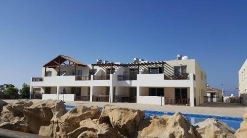 Peyia Town Apartamento | Top floor 2 bedroom apartment E101, 3 pools, sea view, FREE WIFI