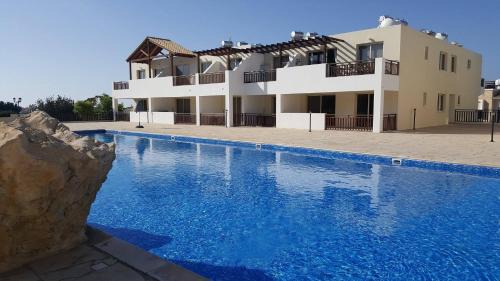 Peyia Town Apartamento | Top floor 2 bedroom apartment E101, 3 pools, sea view, FREE WIFI