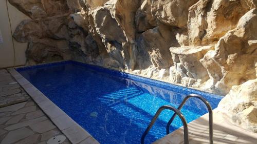 Peyia Town Apartamento | Top floor 2 bedroom apartment E101, 3 pools, sea view, FREE WIFI