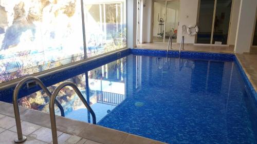 Peyia Town Apartamento | Top floor 2 bedroom apartment E101, 3 pools, sea view, FREE WIFI
