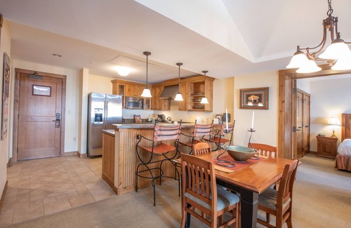 Crested Butte Condominio | Top Floor 2 Bedroom In Mountaineer Square- Slopeside Condo - No Cleaning Fee! by RedAwning
