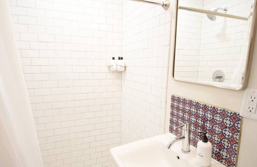 Yamacraw Village Apartamento | Top-Floor 2 BR in the Heart of Downtown Savannah