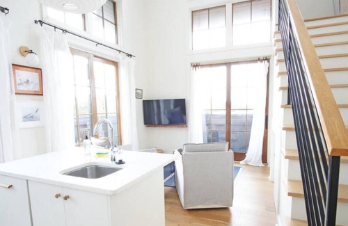 Yamacraw Village Apartamento | Top-Floor 2 BR in the Heart of Downtown Savannah