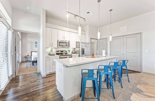 Windsor Park Apartamento | Top Floor 2BR King Beds Suite, 8 Min to Downtown