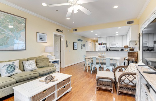 Edisto Island Casa | Top-floor 3rd-row condo with balcony, AC, outdoor pool & beach access