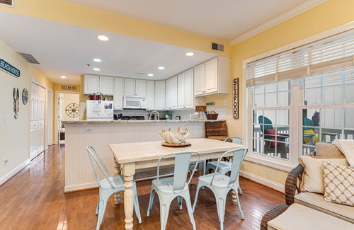 Edisto Island Casa | Top-floor 3rd-row condo with balcony, AC, outdoor pool & beach access