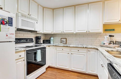 Edisto Island Casa | Top-floor 3rd-row condo with balcony, AC, outdoor pool & beach access