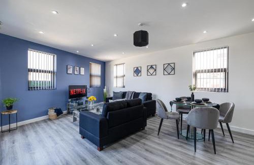 Offerton Apartamento | Top Floor Apartment with Private Balcony in Stockport Centre by HASS HAUS