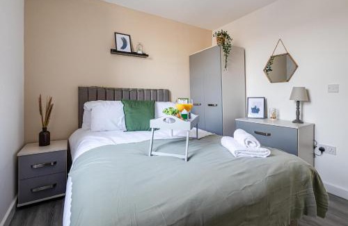Offerton Apartamento | Top Floor Apartment with Private Balcony in Stockport Centre by HASS HAUS