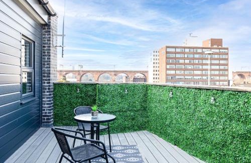 Offerton Apartamento | Top Floor Apartment with Private Balcony in Stockport Centre by HASS HAUS