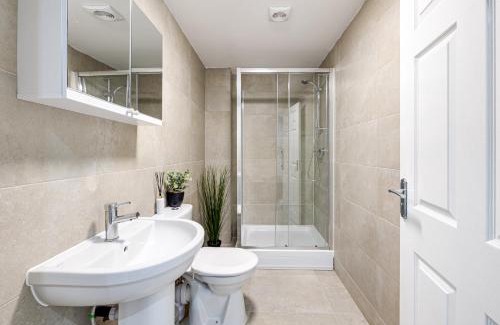 Offerton Apartamento | Top Floor Apartment with Private Balcony in Stockport Centre by HASS HAUS