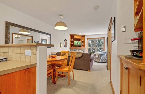 Silver Star Mountain Condominio | Muy raro de un dormitorio Creekside Slopeside Condo - Sleeps 4 - Pet Friendly