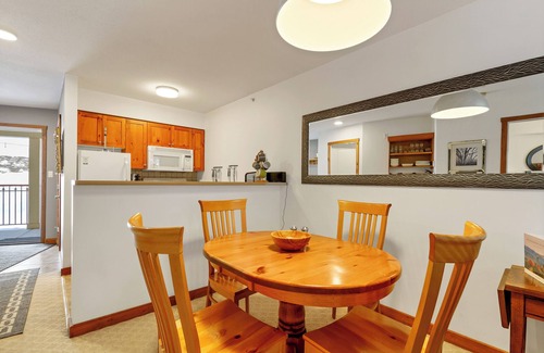 Silver Star Mountain Condominio | Muy raro de un dormitorio Creekside Slopeside Condo - Sleeps 4 - Pet Friendly