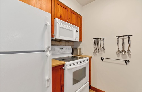 Silver Star Mountain Condominio | Muy raro de un dormitorio Creekside Slopeside Condo - Sleeps 4 - Pet Friendly