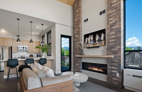 Sandpoint Condominio | Top-floor Condo w/ Rooftop Hot Tub in Downtown