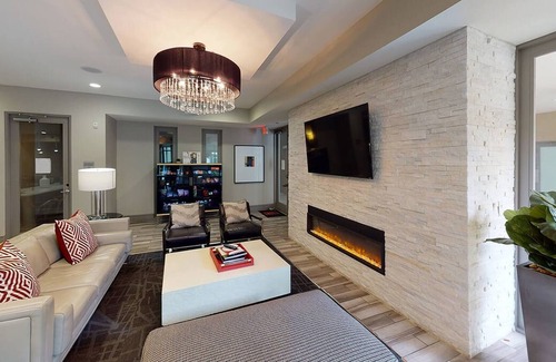 Downtown Houston Apartamento | Top Floor Downtown 1x1 Just Feet From Metrorail