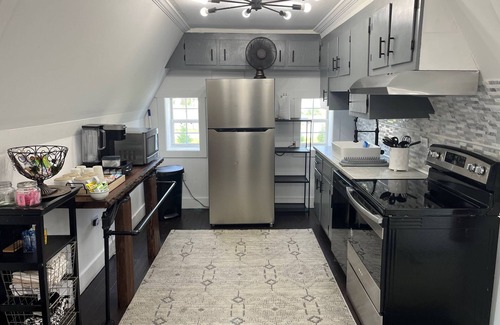 Wildwood Cabaña | Top Floor Enchanting Cottage | Historical Charm | Chattanooga-NW Georgia | Lookout Mountain | Hiking