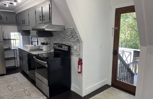 Wildwood Cabaña | Top Floor Enchanting Cottage | Historical Charm | Chattanooga-NW Georgia | Lookout Mountain | Hiking