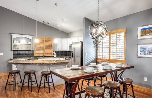 Bear Hollow Village Condominio | Top floor family friendly condo in prestigious Bear Hollow Village