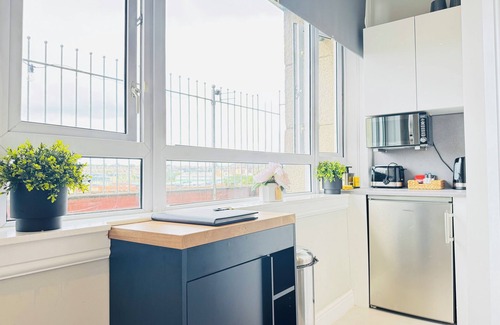 Gorgie Apartamento | Top Floor Getaway With Romantic Canopy Bed