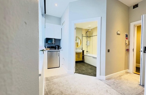 Gorgie Apartamento | Top Floor Getaway With Romantic Canopy Bed