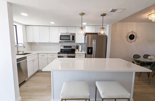 Saint Armands Key Condominio | Top Floor Lido Beach view only 1 short block away from the sand!