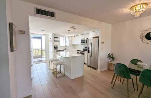 Saint Armands Key Condominio | Top Floor Lido Beach view only 1 short block away from the sand!