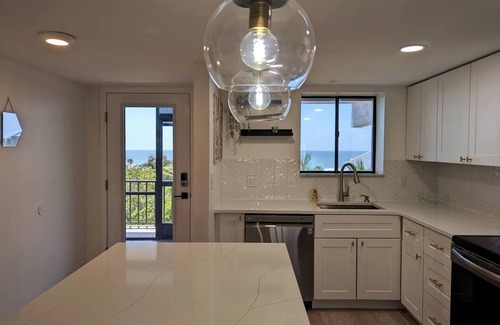 Saint Armands Key Condominio | Top Floor Lido Beach view only 1 short block away from the sand!