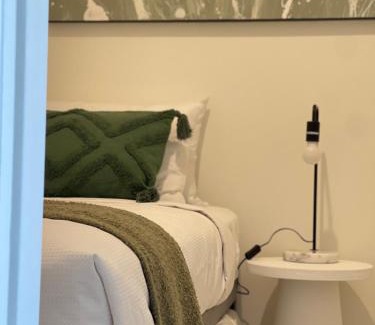 Newstead Apartamento | Top-floor Luxe Stay in the City Free parking, pool, gym, wifi